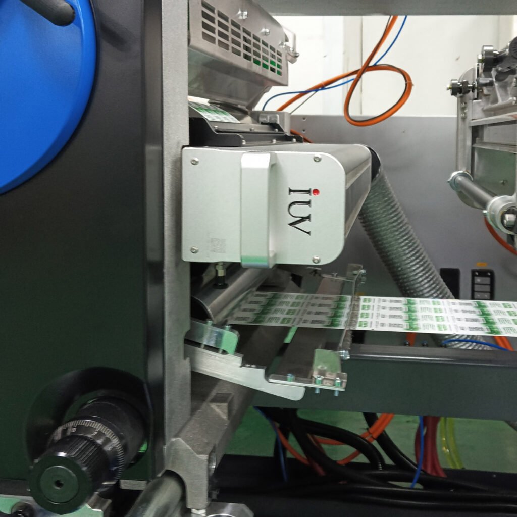 Etichette premium con Impression flexo e sistemi di polimerizzazione LED UV