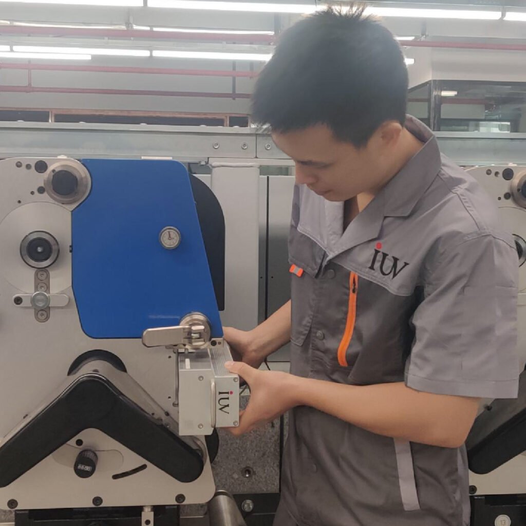 Flexo LED et impression narrow web productivité, précision et réduction des coûts