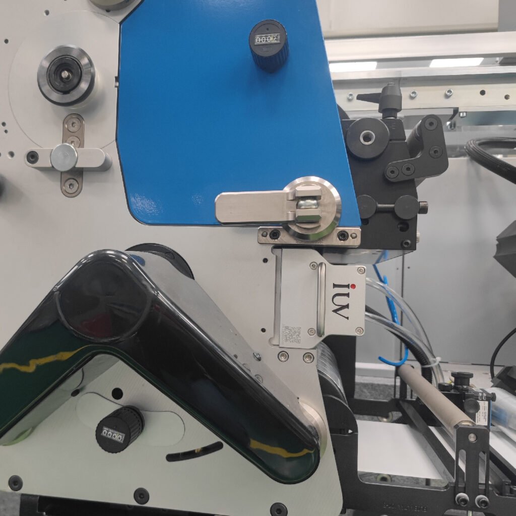 Les avantages d’un système de polymérisation LED dans la production à bande étroite