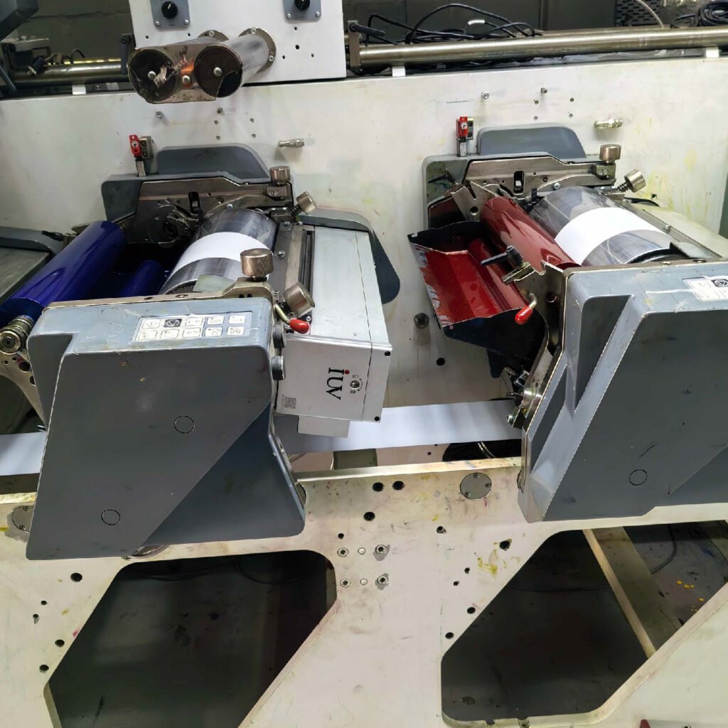 Contrôle thermique des supports délicats la supériorité du durcissement LED dans les presses à bande étroite