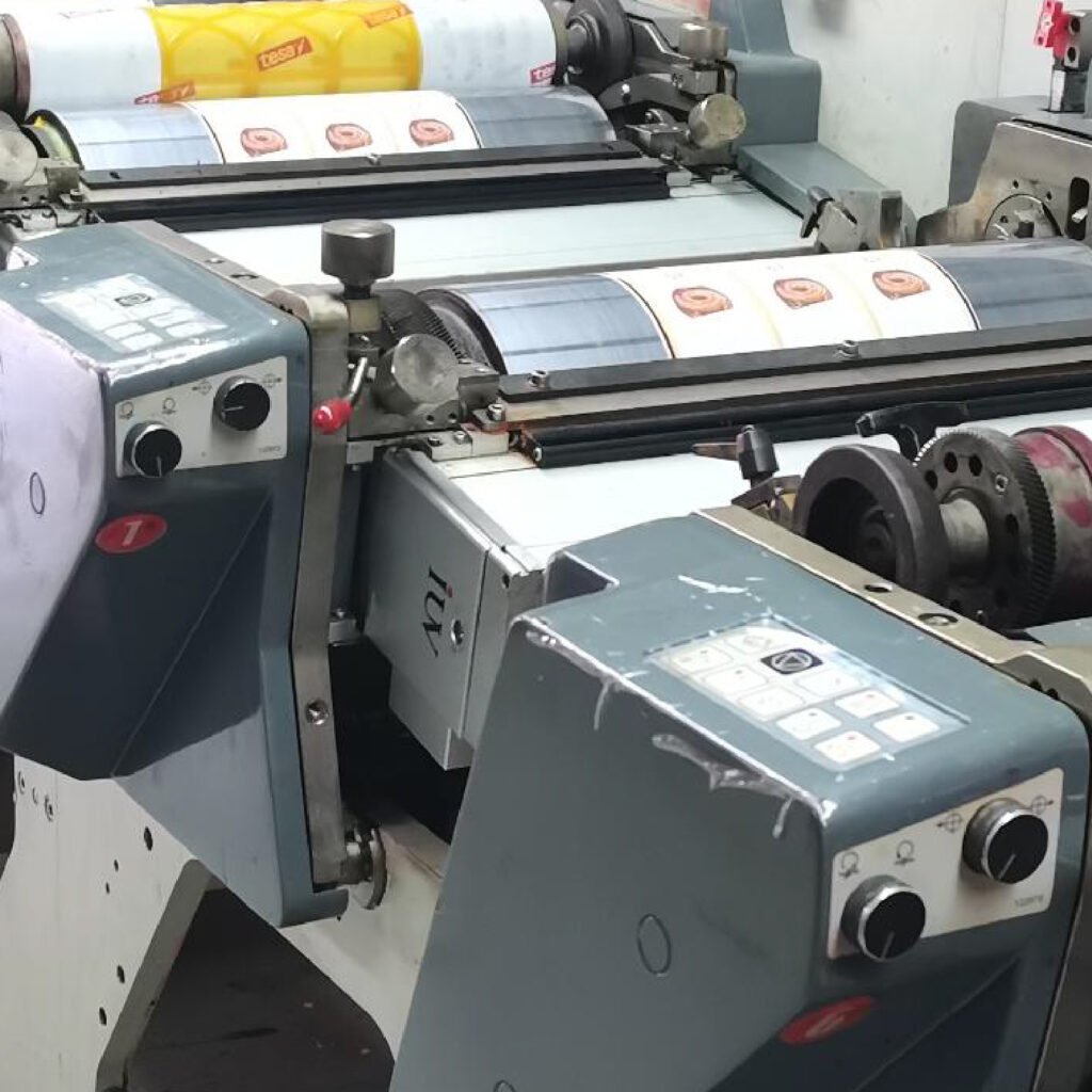 Durcissement LED pour étiquettes d’emballage compatibilité avec les vernis spéciaux et effets tactiles