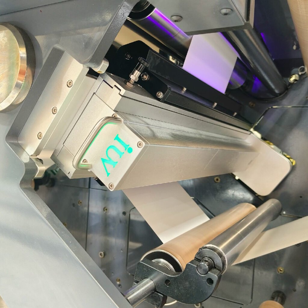 Impression flexo UV à grande vitesse comment garantir une polymérisation homogène sur bande étroite