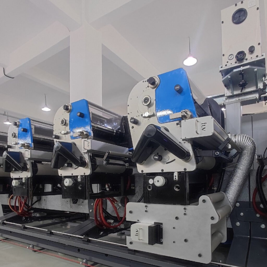 Pourquoi les presses à bande étroite adoptent des systèmes de durcissement LED haute intensité