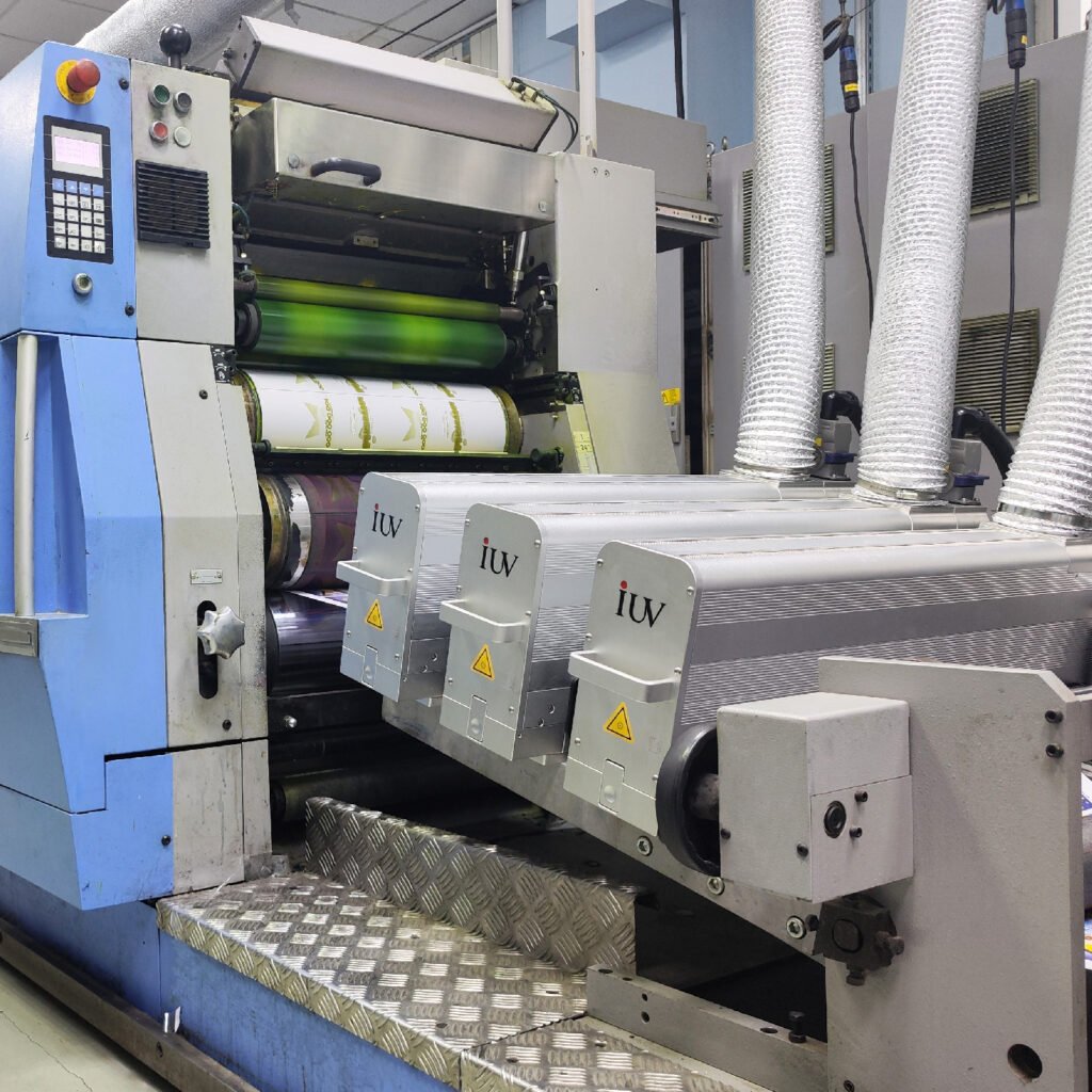 Pourquoi les presses à bande étroite adoptent massivement l’impression flexo LED