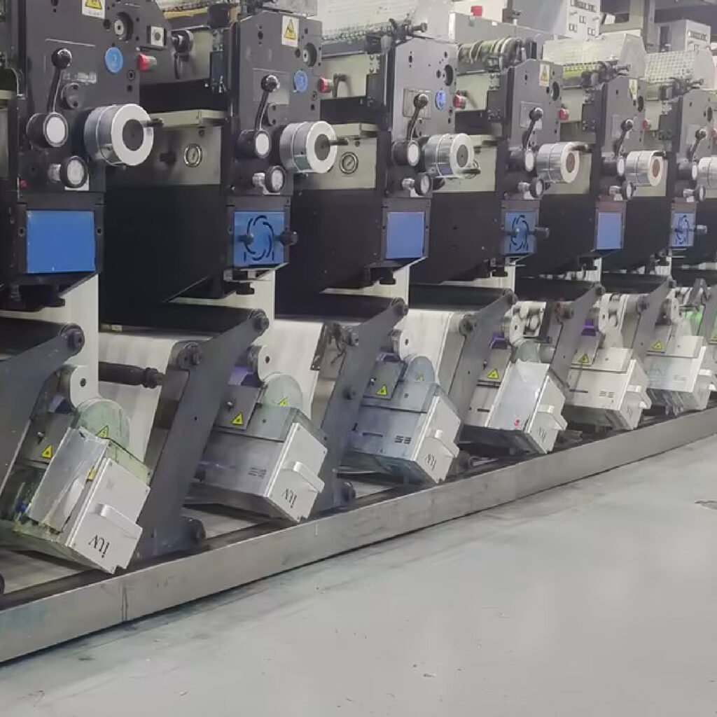 Robotisation des opérations UV précision accrue et constance colorimétrique en production offset