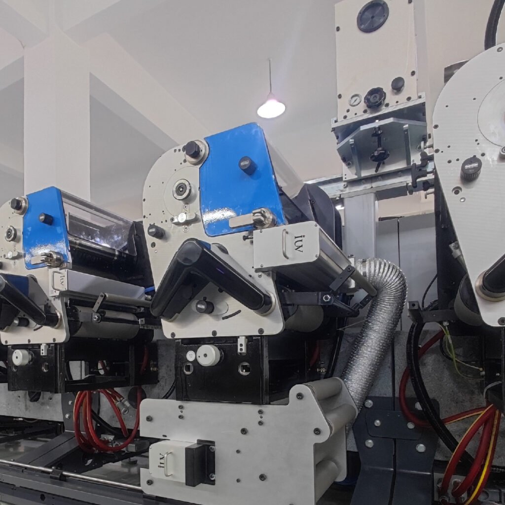 LED UV pour la flexographie de petite laize vitesse accrue et meilleure stabilité colorimétrique