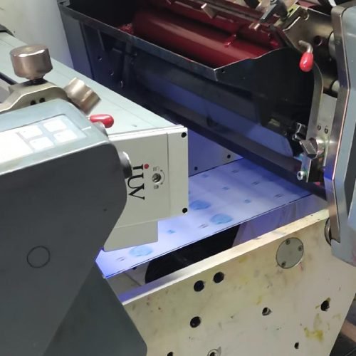 Comment la technologie UV LED cure réduit la consommation d’énergie dans l’impression d’étiquettes en bande étroite