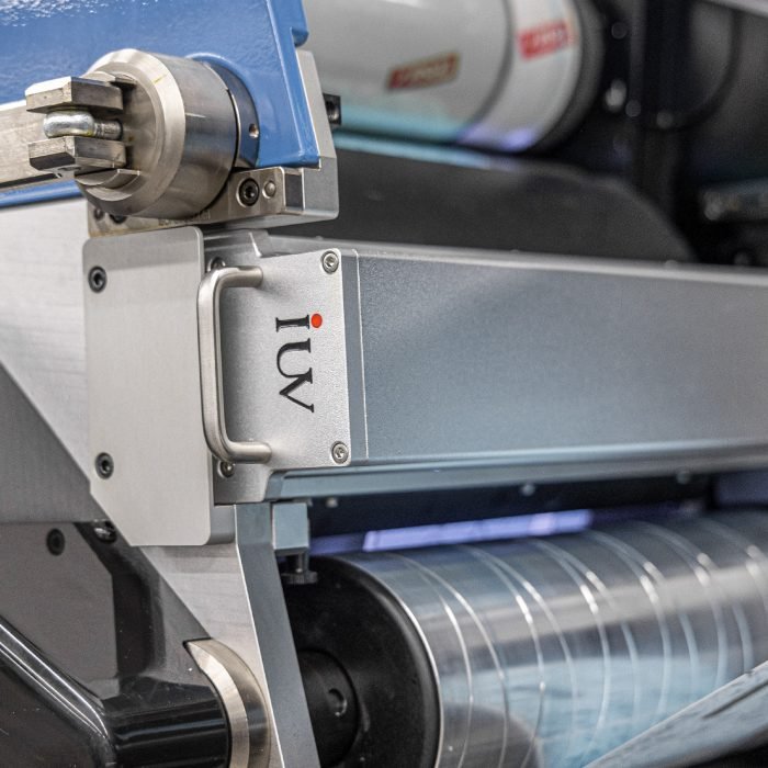 Come i Systèmes de polymérisation par LED migliorano l’adesione degli inchiostri UV