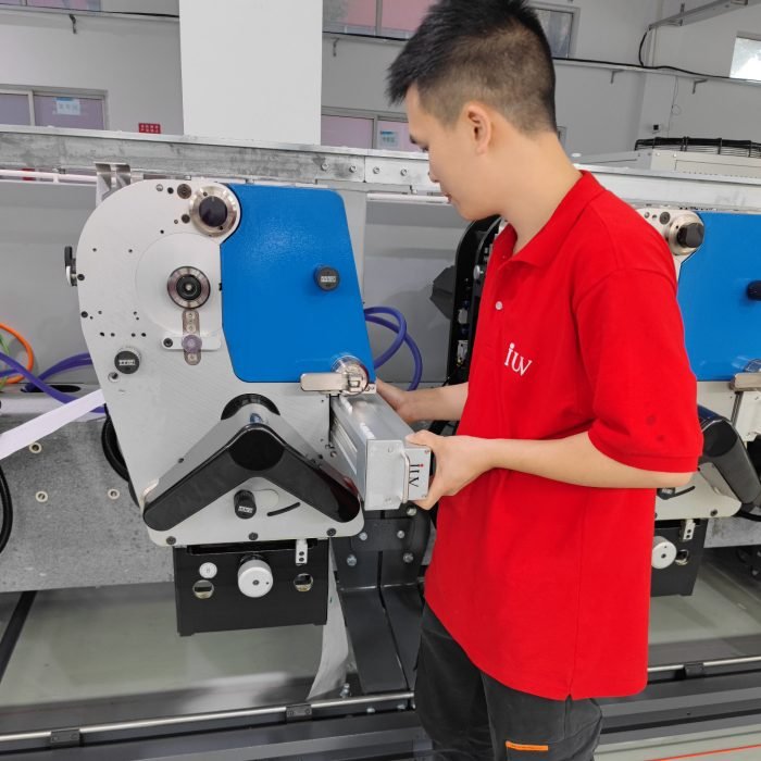 Comparaison technique LED UV haute intensité vs lampes UV traditionnelles en production d’étiquettes