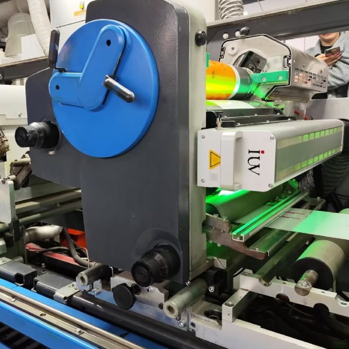 Flux de production automatisé intégration du LED UV dans les presses flexo modernes