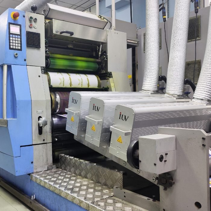 Pourquoi les presses à bande étroite adoptent massivement l’impression flexo LED