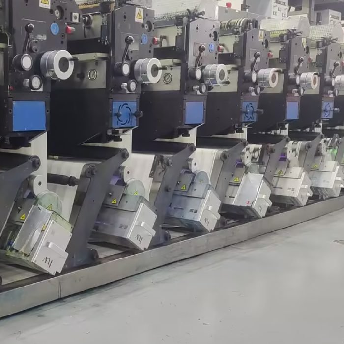 Robotisation des opérations UV précision accrue et constance colorimétrique en production offset